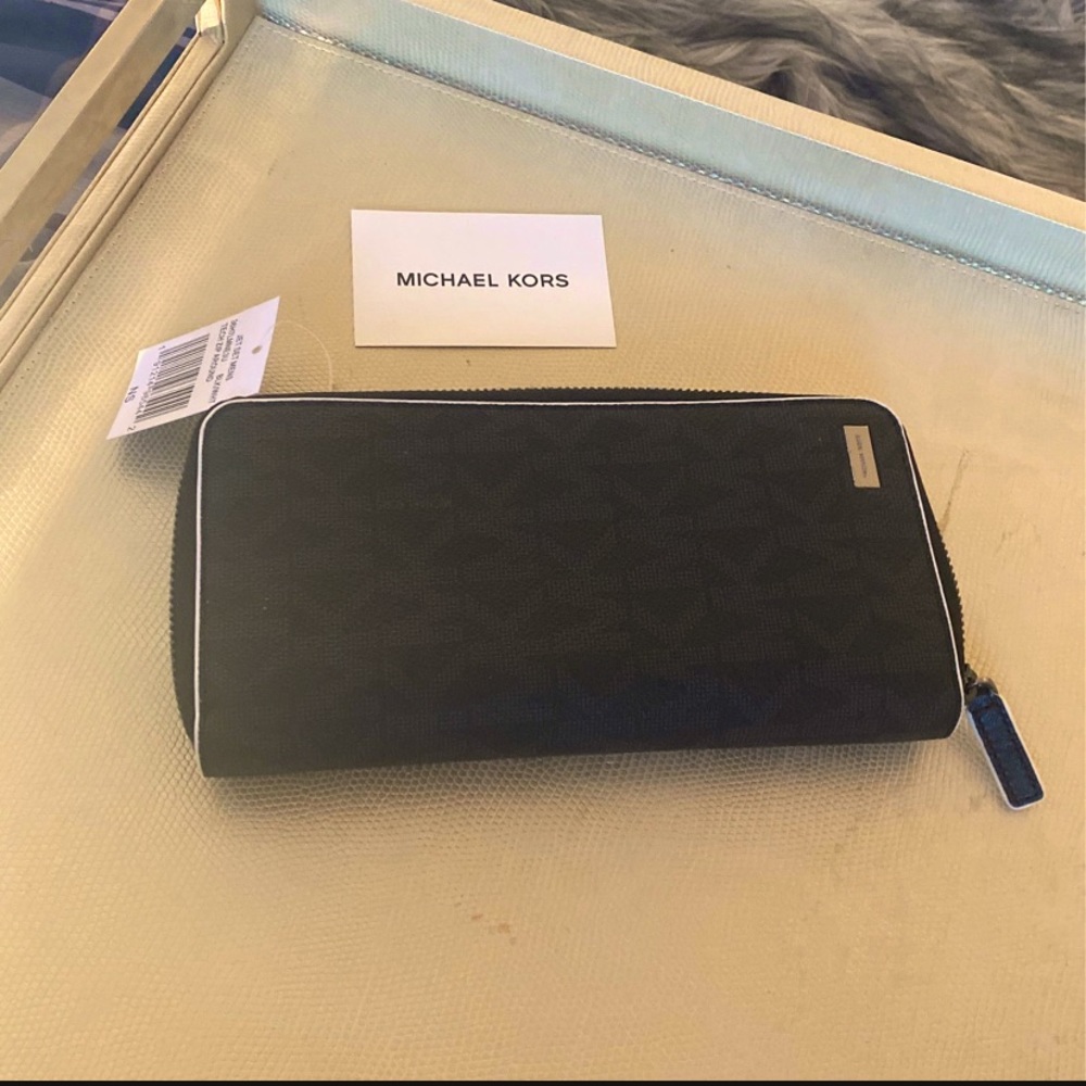 Men’s Michael Kors Zip Tech wrap around wallet